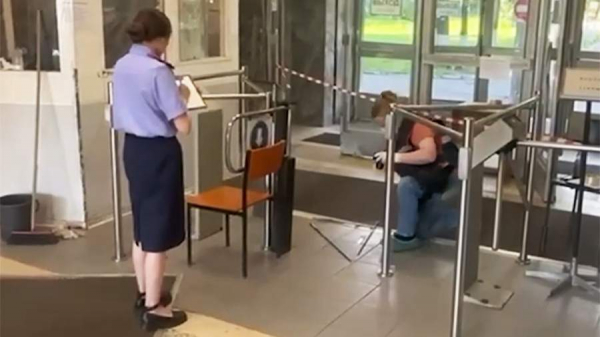 
                    СК возбудил дело о покушении на убийство после стрельбы из лука в Петербурге

        